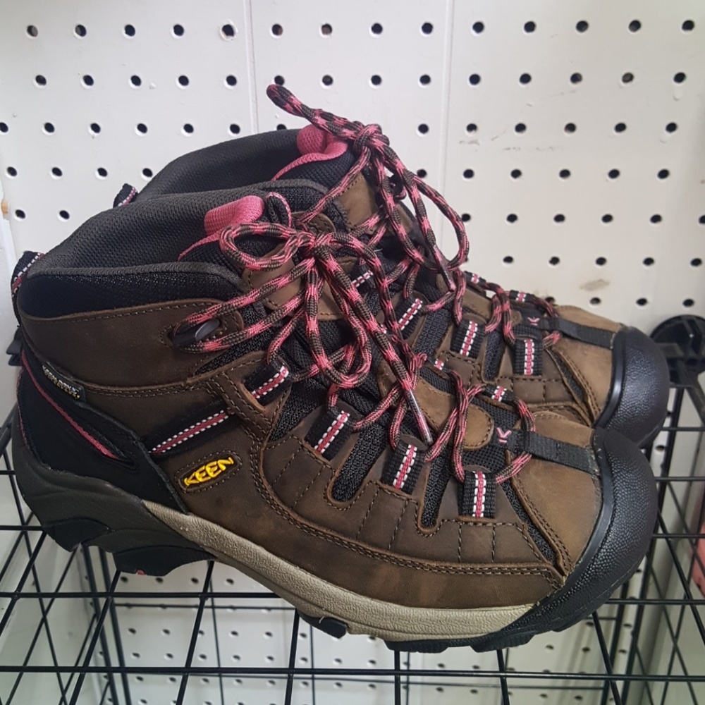 Keen outdoor hiking trail boots Size 7.5 pink
